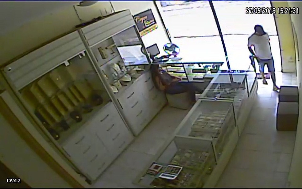 Imagens do assalto em loja no município de Nossa Senhora da Glória (SE) — Foto: SSP/SE