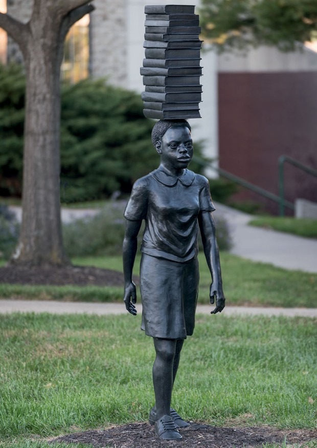 A escultura em bronze Uma Palavra Que Não Seja Esperar, inspirada na autora.  (Foto: E. G. Schempf, Arquivo Público do Estado de São Paulo / Última Hora, Divulgação)