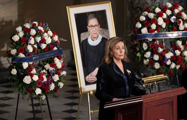 WASHINGTON, DC - SEPTEMBER 25: Speaker Nancy Pelosi (D-Calif.) speaks during a ceremony to honor the late Justice Ruth Bader Ginsburg as she lies in state at National Statuary Hall in the U.S. Capitol on September 25, 2020 in Washington, DC. Ginsburg, who (Foto: Getty Images)