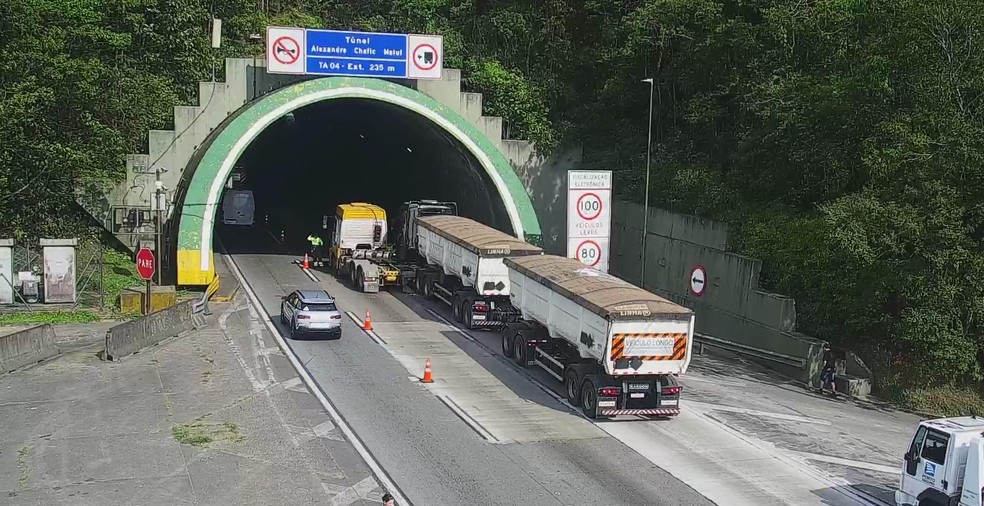 Engavetamento envolvendo cinco veículos ocorreu na manhã desta quinta-feira (4) na Rodovia dos Imigrantes, na altura de São Vicente — Foto: Ecovias/Divulgação