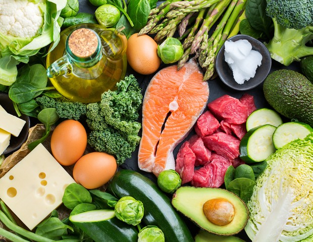 Balanced diet nutrition keto concept. Assortment of healthy ketogenic low carb food ingredients for cooking on a kitchen table. Green vegetables, meat, salmon, cheese, eggs. Top view background (Foto: Getty Images/iStockphoto)