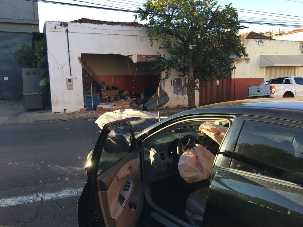 Carro destruiu parede de depósito de peças, em Presidente Prudente (Foto: David de Tarso/TV Fronteira)
