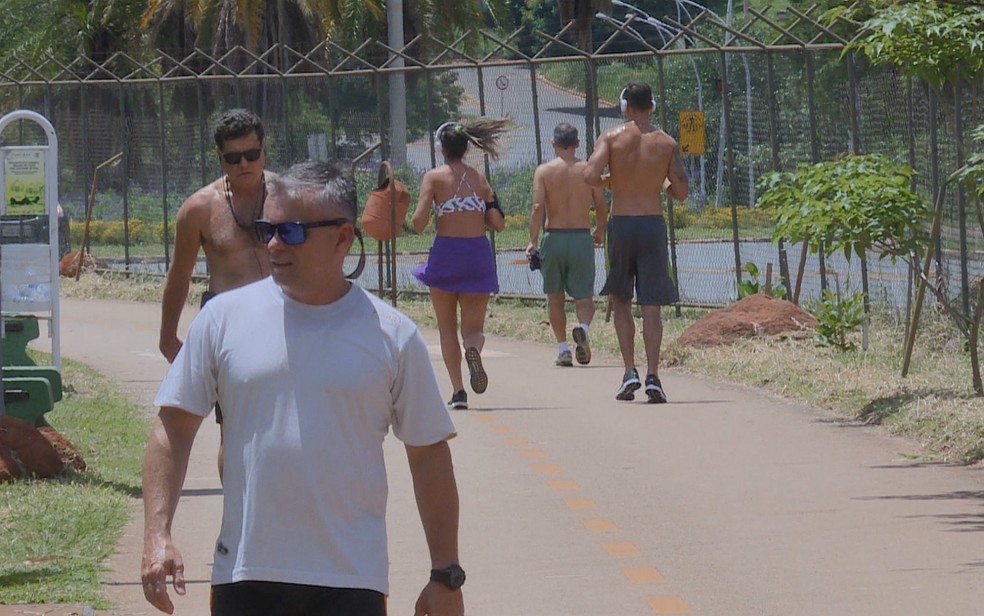 Pessoas caminham no Parque Olhos D'água, na Asa Norte, em Brasília — Foto: TV Globo/Reprodução