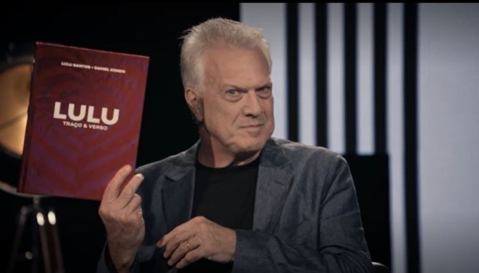 O jornalista com o livro de Lulu Santos — Foto: Globo