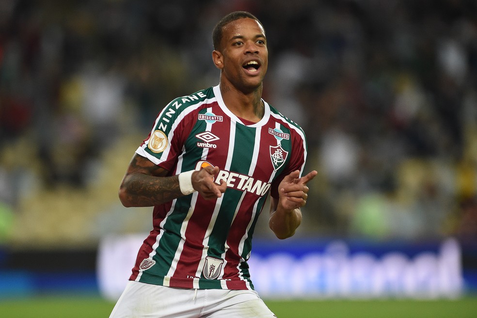 Caio Paulista comemora gol em Fluminense x Coritiba — Foto: Alexandre Durão