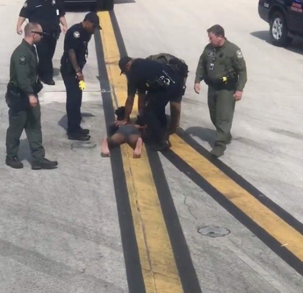 Homem que invadiu pista do aeroporto de Atlanta Ã© preso (Foto: TK James/via Reuters)