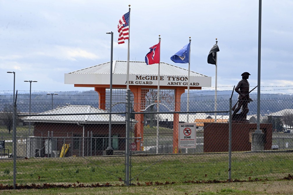 Entrada da base McGhee Tyson, no estado do Tennesse (EUA), fechada após relatos de que um atirador estava no local. — Foto: Michael Patrick/AP Photo
