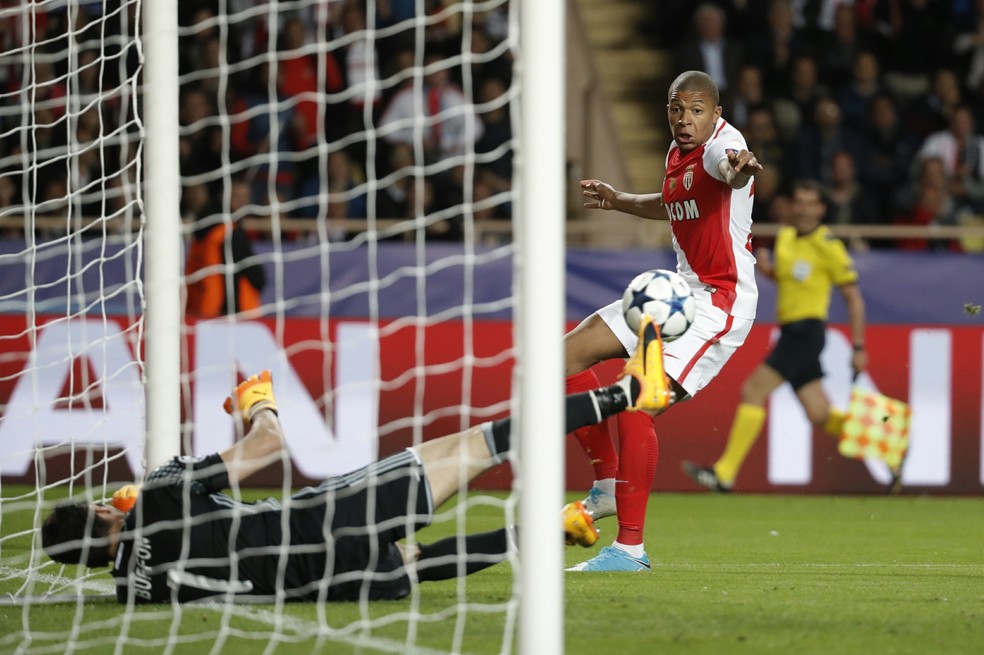 Para ter Kylian Mbappe, PSG pode tentar empréstimo e ainda ceder Lucas Moura (Foto: Reuters)