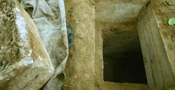 Esconderijo subterrâneo em que Saddam Hussein foi encontrado no dia 13 de dezembro de 2003 — Foto: AFP 