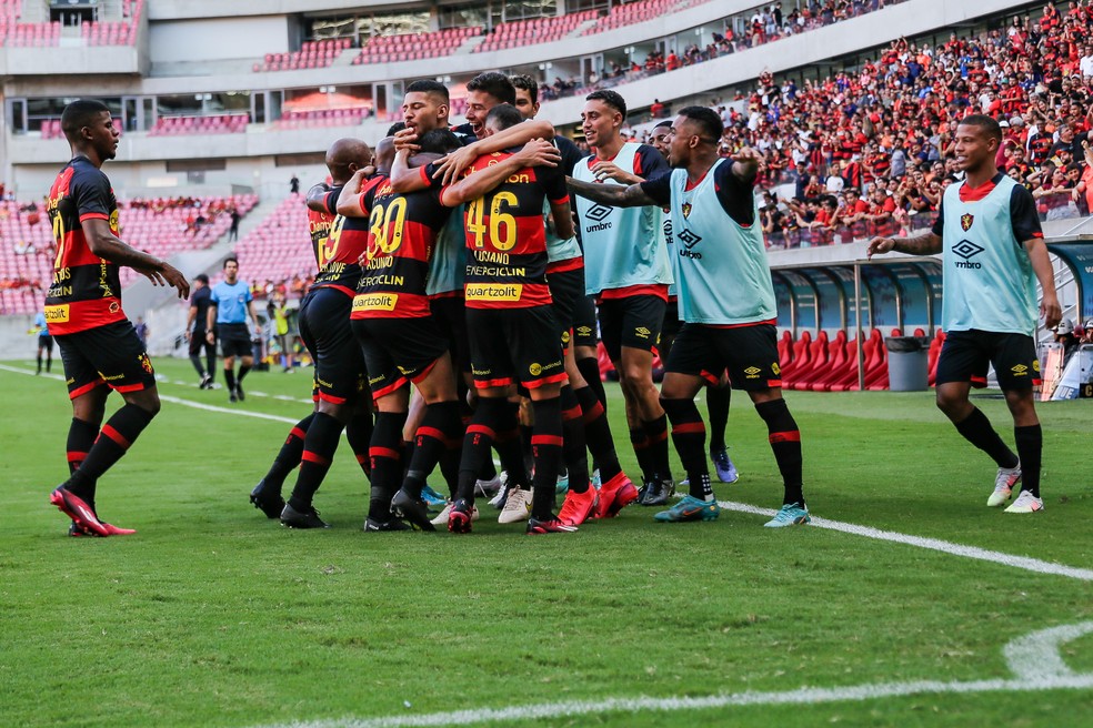 Jogadores do Sport comemorando gol — Foto: Rafael Vieira/AGIF