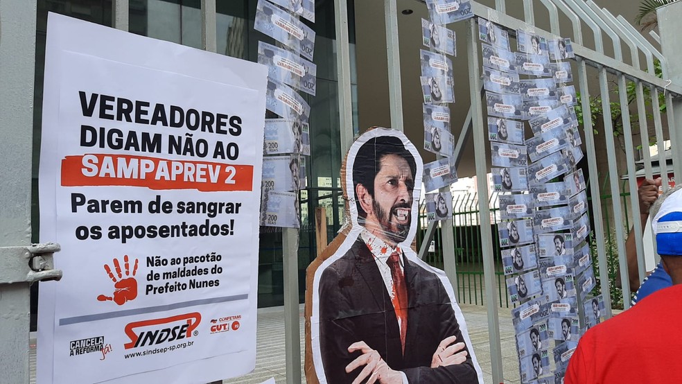 Manifestantes pedem que vereadores de SP retirem de pauta a proposta de Ricardo Nunes para a Reforma da Previdência do município. — Foto: Alexandre Linares/Sindsep