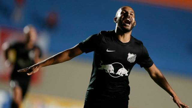 Ytalo comemora gol do Bragantino contra o Vila Nova