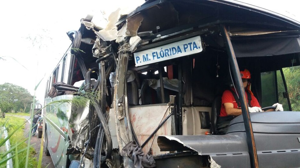 Veículo transportava pacientes de Flórida Paulista (Foto: Diego Pereira / Mais Tupã )