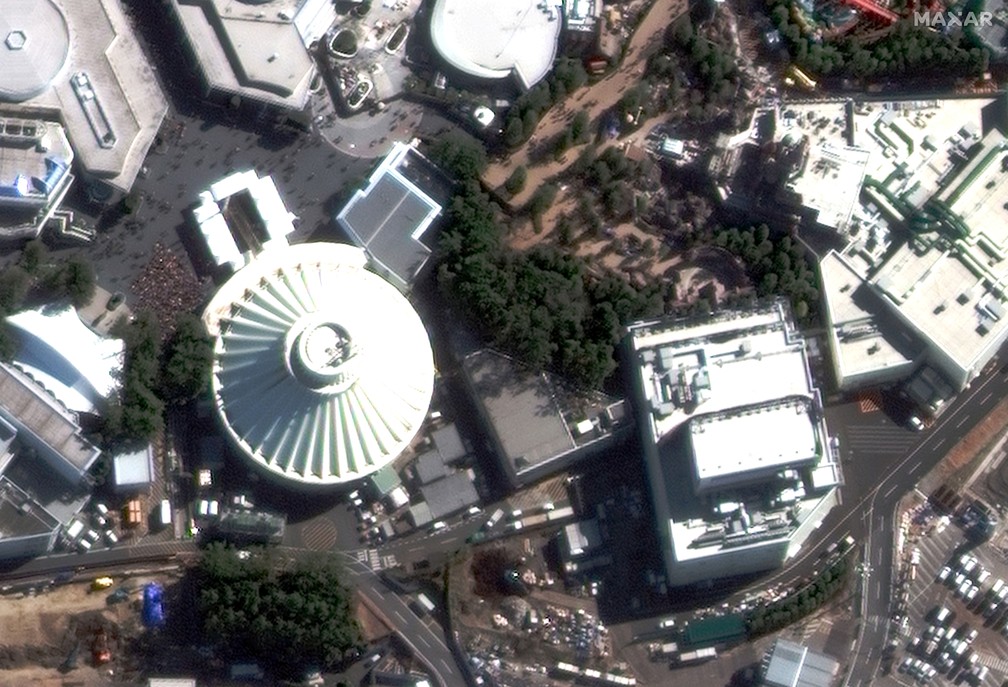 Foto de satélite mostra público no Space Mountain da Disneylândia de Tóquio, 1º de fevereiro — Foto: Satellite image ©2020 Maxar Technologies/Handout via Reuters