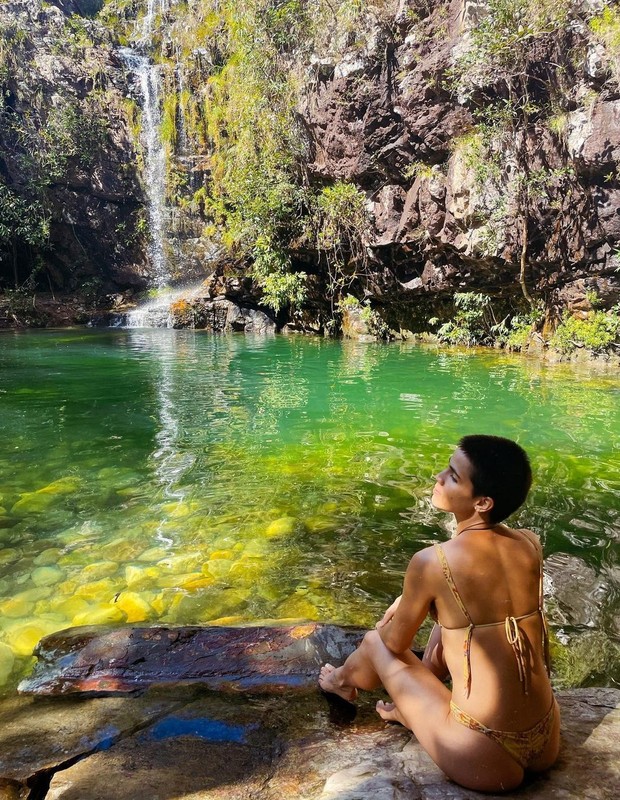 Pérola Faria curte cachoeira em Alto Paraíso de Goiás (Foto: Reprodução/Instagram)