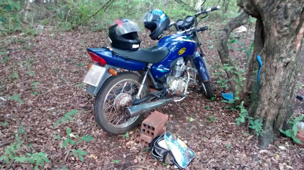 Motocicleta foi vista em meio à mata pela patrulha ambiental (Foto: Polícia Ambiental/Cedida)