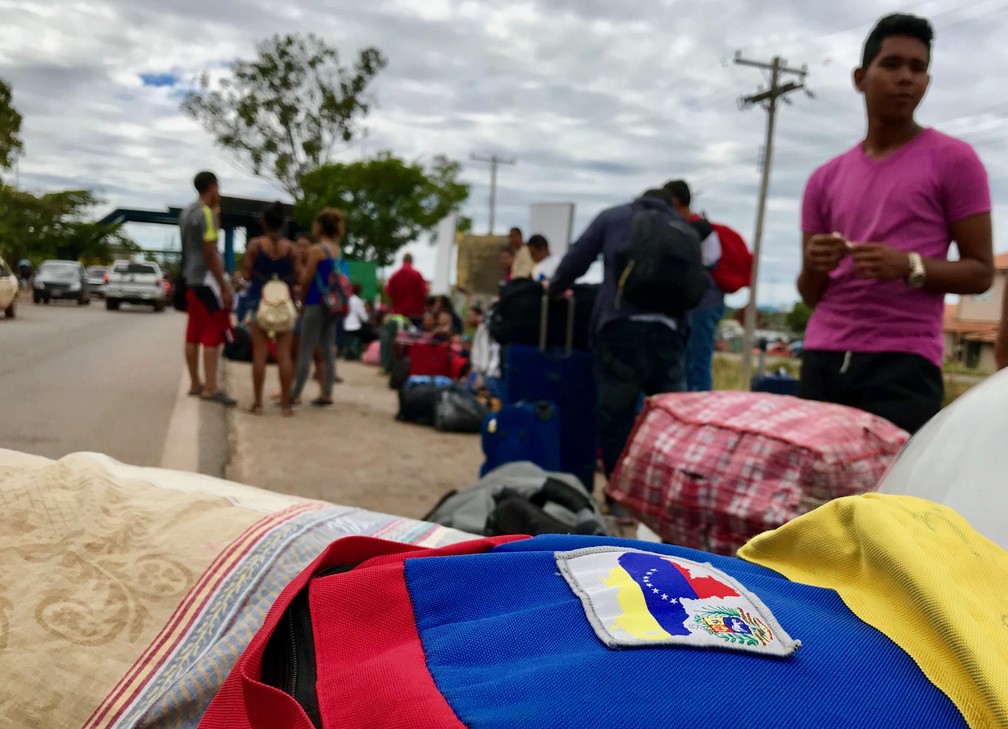 Fila de imigrantes venezuelanos em Pacaraima, na fronteira do Brasil com a Venezuela, em fevereiro deste ano — Foto: Alan Chaves/G1 RR/Arquivo