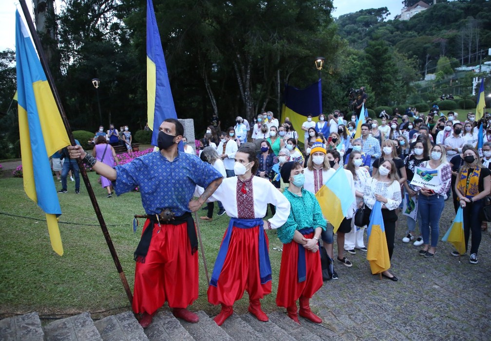 Ato de apoio à Ucrânia - Rezemos pela Paz começou por volta das 19h, no Memorial Ucraniano, no Parque Tingui — Foto: Giuliano Gomes/PR Press