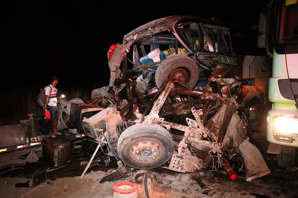 Carreta ficou destruÃ­da apÃ³s acidente com Ã´nibus em Diamantino â€” Foto: Corpo de Bombeiros de Mato Grosso/Assessoria