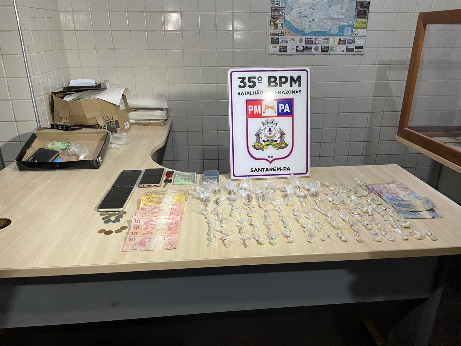 Polícia apreende 96 papelotes de drogas em boca de fumo no bairro Nova República