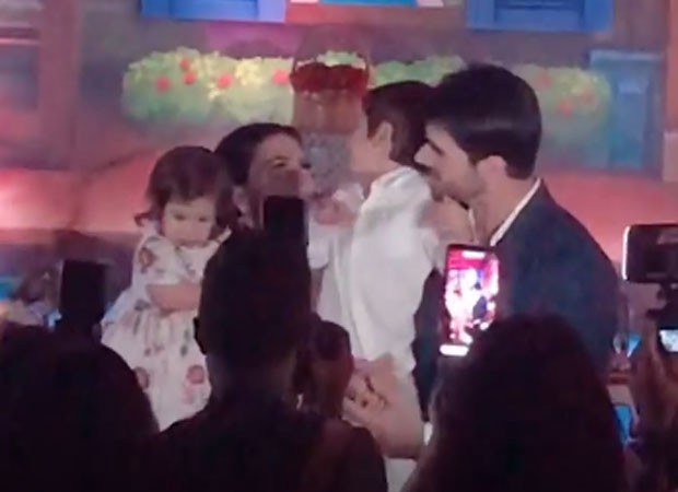 Adriana e Rodrigão com os filhos, Linda e Rodrigo, na hora do Parabéns (Foto: Reprodução/Instagram)