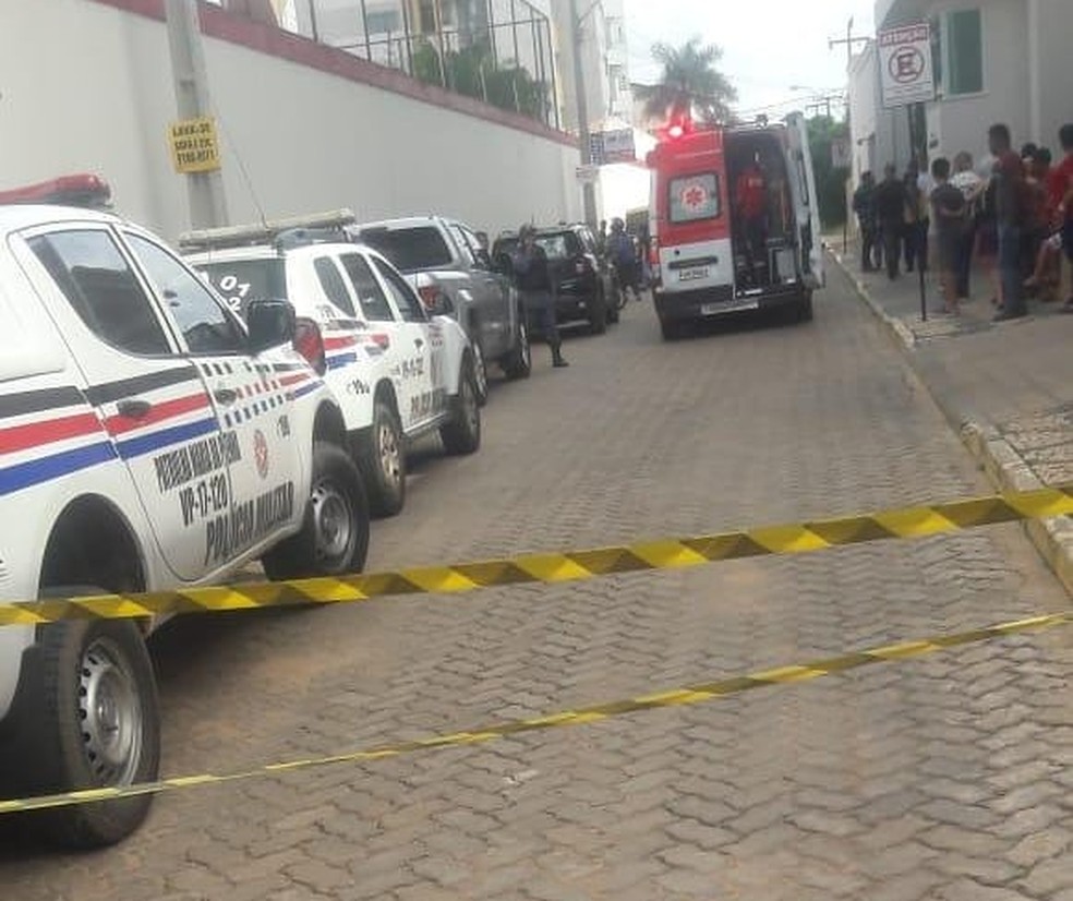 Local do assassinato foi isolado e vÃ¡rias viaturas foram encaminhadas apÃ³s o assassinato do sargento Marinho â€” Foto: Asmoimp