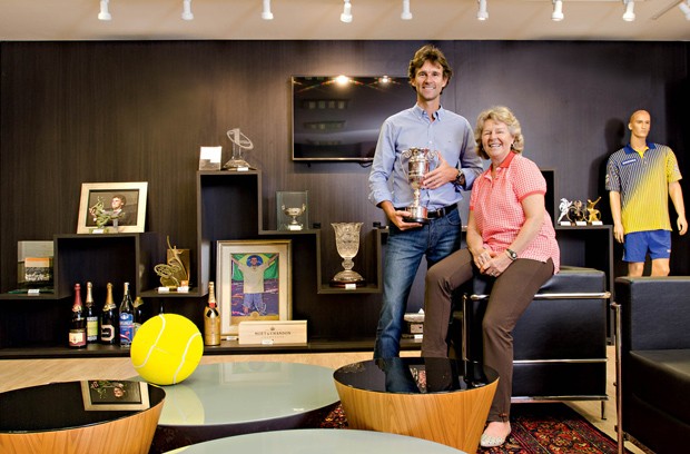 Rafael e Alice na sala de troféus do GGK. Ele cuida dos negócios. Ela, dos projetos sociais com  a marca Guga  (Foto: Caio Cezar)