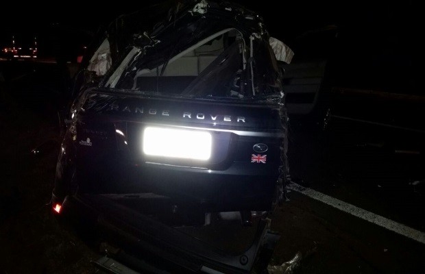 Bombeiros dizem que cantor e outras três pessoas estavam no carro; mulher morreu. (Foto: Divulgação/PRF)