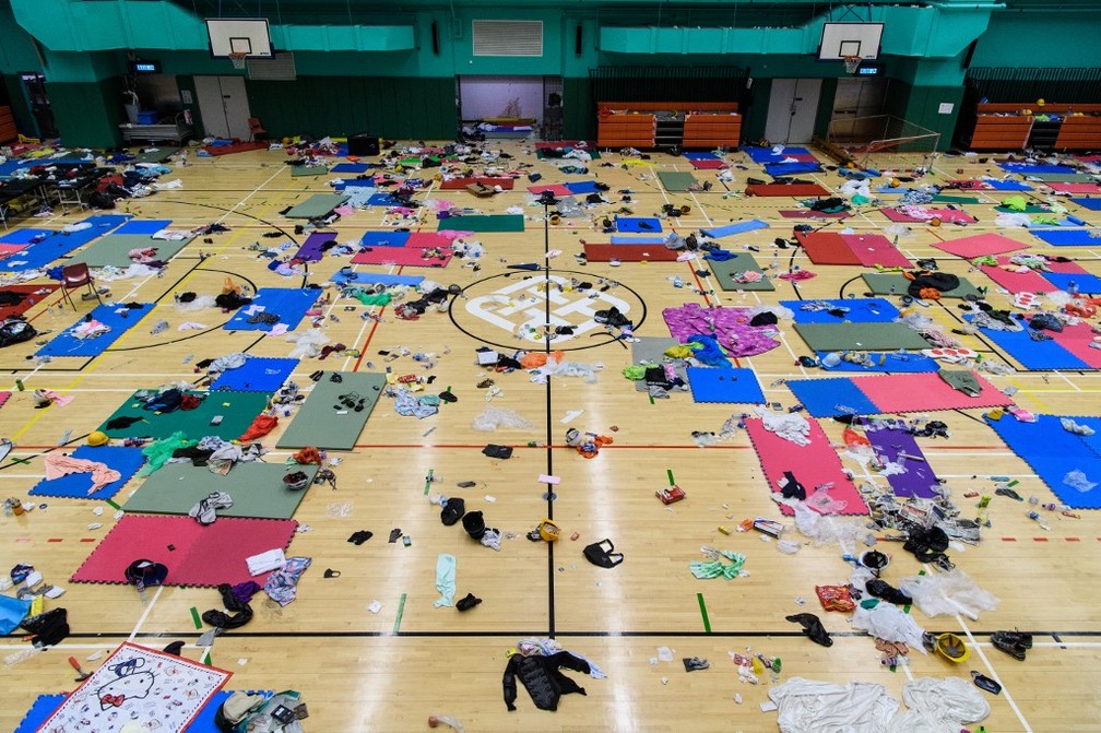 Manifestantes deixaram para trás roupas e colchonetes onde dormiam em ginásio de universidade em Hong Kong — Foto: Anthony Wallace/AFP