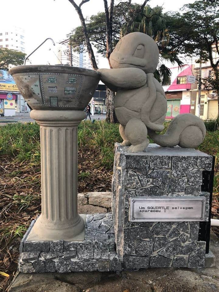 Squirtle foi o pokémon mais recente a agraciar a praça da cidade (Foto: Reprodução/Twitter)