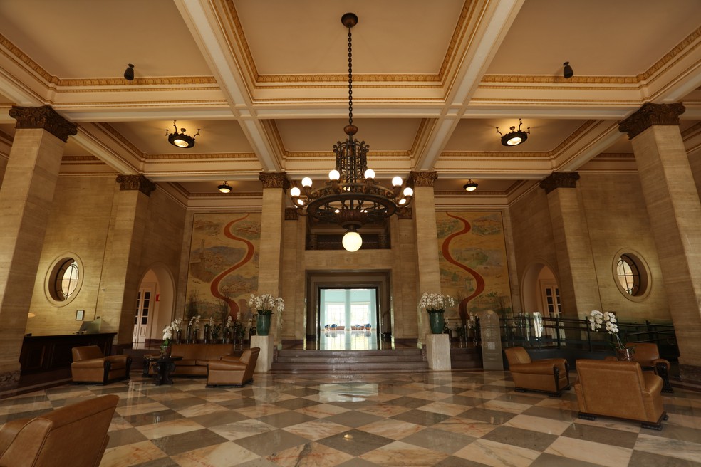 No hall de entrada, os hspedes j so recebidos na atmosfera de arquitetura e arte que o hotel oferece. Mrmores revestem os pisos e, ao fundo, dois painis assinado por Rocha Oliveira — Foto: Divulgao