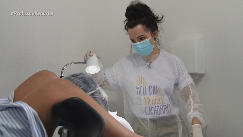 Durante os mutirões, além de colocar o DIU, Mariana treina médicos que não sabem fazer o procedimento — Foto: Profissão Repórter