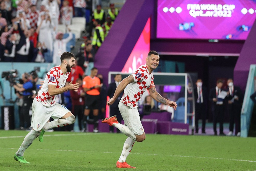 Gvardiol e Lovren comemoram a passagem da Croácia às quartas, diante do Japão, nos pênaltis — Foto: ADRIAN DENNIS / AFP