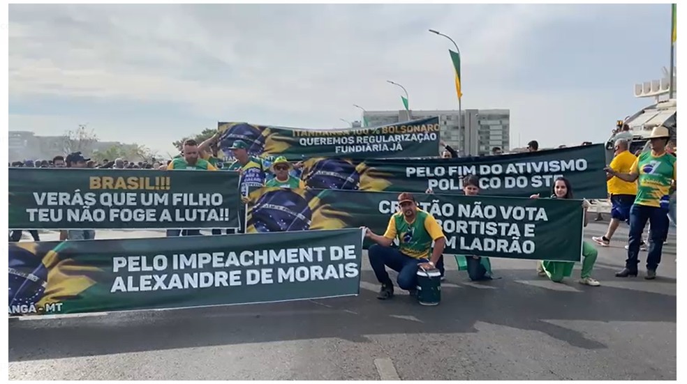 Faixa pedindo impeachment do ministro Alexandre de Moraes, do STF, durante 7 de Setembro em Brasília — Foto: Afonso Ferreira/TV Globo