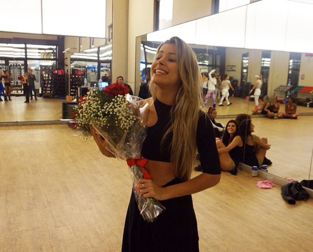 Mayara Araújo posa orgulhosa com flores (Foto: Arquivo Pessoal)