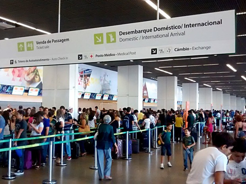 Passageiros em fila para check in no Aeroporto Juscelino Kubitschek, em Brasília (Foto: Lucas Nanini/G1)