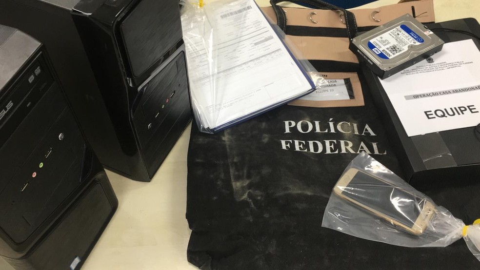 Celuares e documentos foram apreendidos na operação — Foto: Ascom/PF