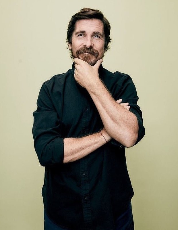 Christian Bale diz que teve hérnia de disco após engordar para