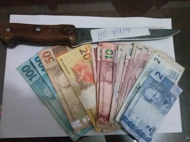 Faca e o dinheiro foram apreendidos pela Polícia Militar de Tupi Paulista (Foto: Polícia Militar/Divulgação)