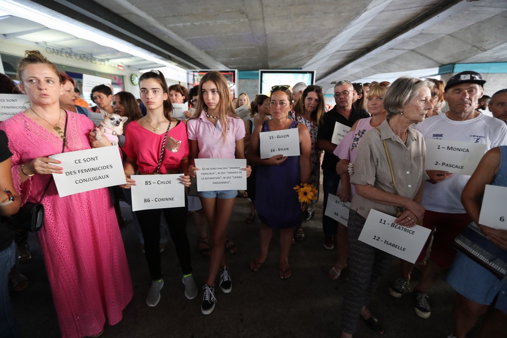 Mulheres seguram placas com nomes de vítimas de feminicídio na França durante uma reunião em Cagnes-sur-Mer, no sudeste do país.  — Foto: Valery Hache/AFP