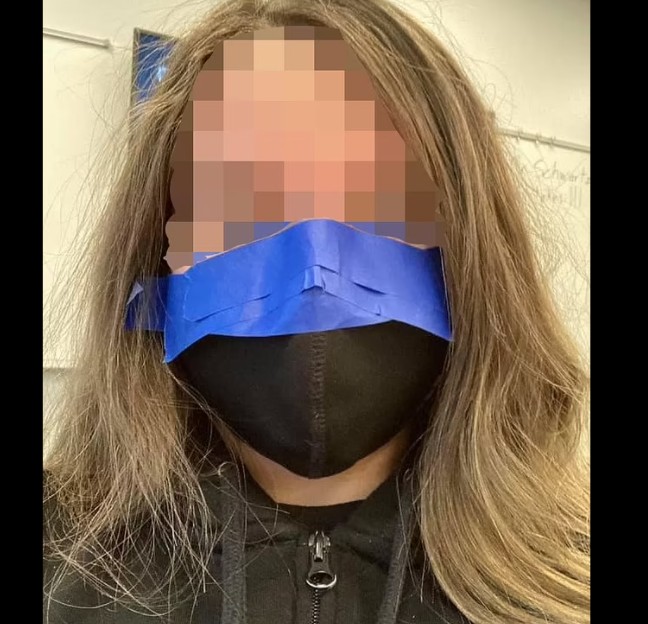  A aluna de 11 anos enviou uma selfie para a mãe mostrando a máscara colada no rosto com uma fita azul (Foto: Reprodução/Daily Mail)