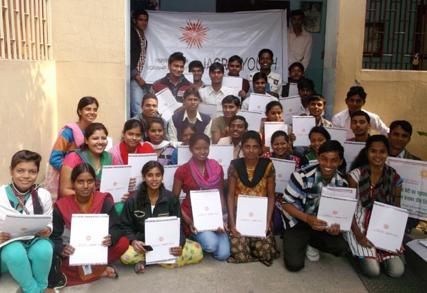 Uma das turmas de jovens que receberam o certificado de conclusão da oficina de liderança: proposta é que se tornem multiplicadores dos conteúdos em suas comunidades (Foto: Divulgação / Jagriti Youth)