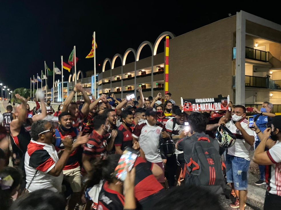 Torcida do Flamengo recepciona jogadores em Natal — Foto: Augusto César Gomes/ge