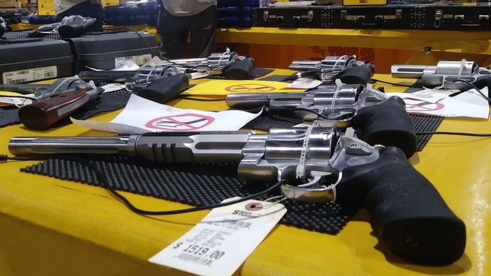 A feira tinha armas de todos os tipos e calibres a venda (Foto: Guillermo D. Olmo/BBC Mundo)