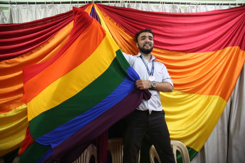 Ativista pelos direitos dos homossexuais comemora nesta quinta-feira (6) depois que Suprema Corte da Índia derrubou lei colonial que punia relações homossexuais (Foto: Rafiq Maqbool/AP)