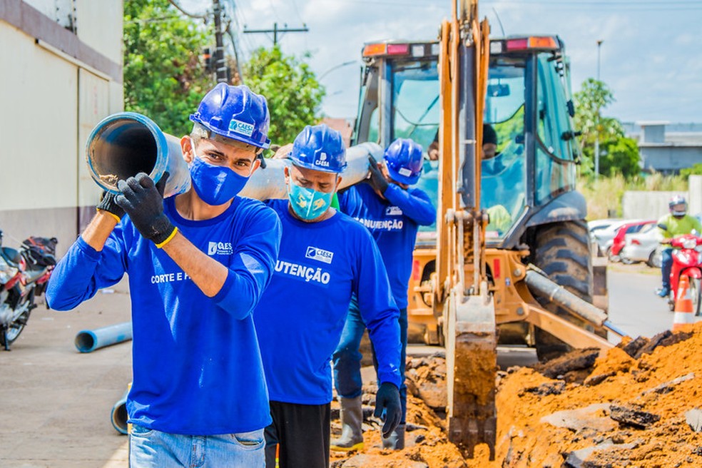Técnicos da Caesa realizando trabalho de manutenção na rede — Foto: Maksuel Martins/GEA/Divulgação