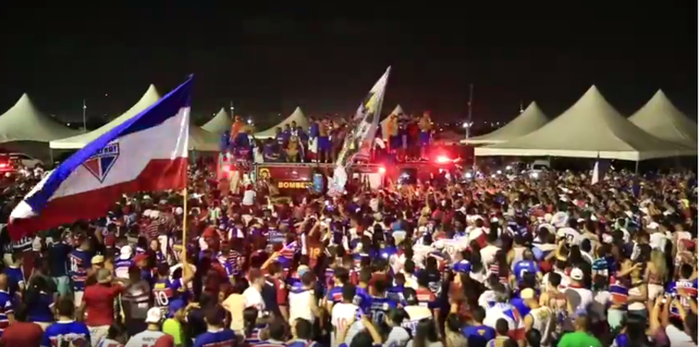 Torcida faz uma festa na Arena Castelão no acesso do Fortaleza à elite (Foto: Reprodução/TV Verdes Mares)