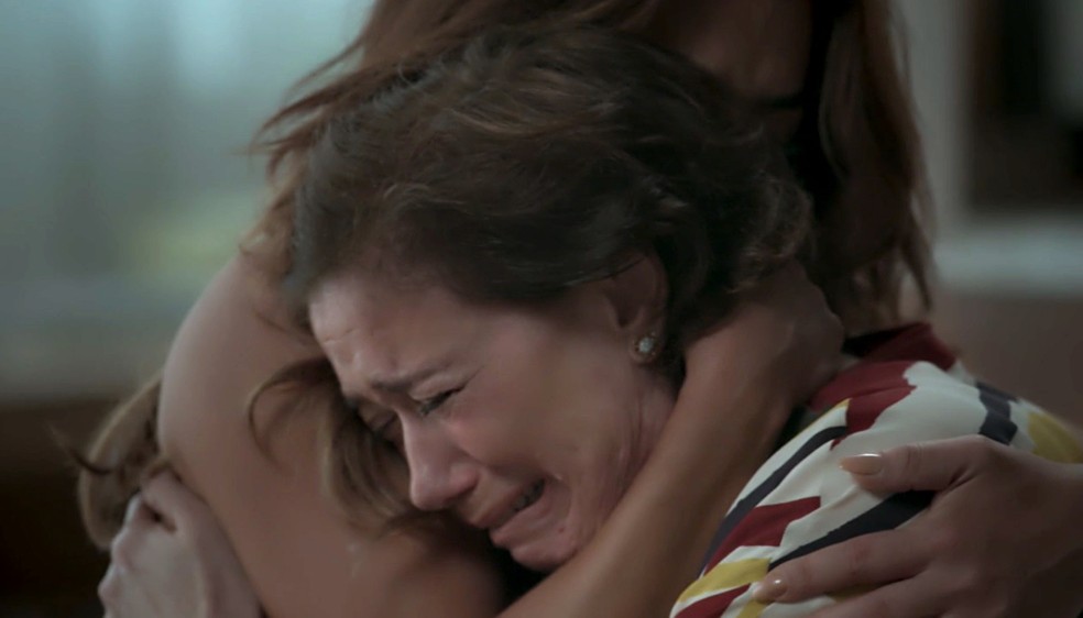 Em 'A Força do Querer', Bibi (Juliana Paes) e Silvana (Lilia Cabral) se abraçam após discussão — Foto: Globo