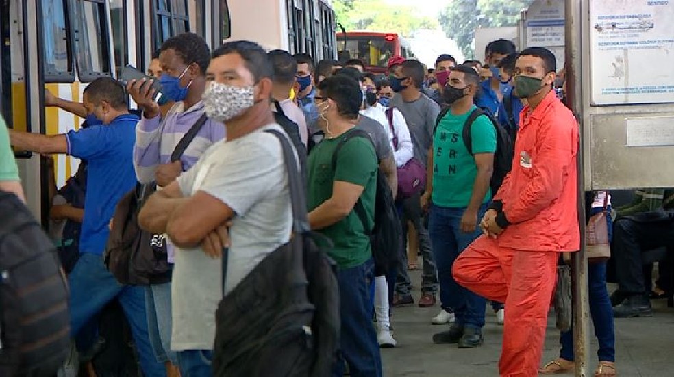 Manaus tem ônibus superlotados e desrespeito a medidas de segurança contra Covid-19 — Foto: Gato Jr/Rede Amazônica