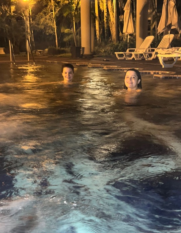 Maiara e Maraisa tomam banho de piscina antes de show (Foto: Reprodução/Instagram)